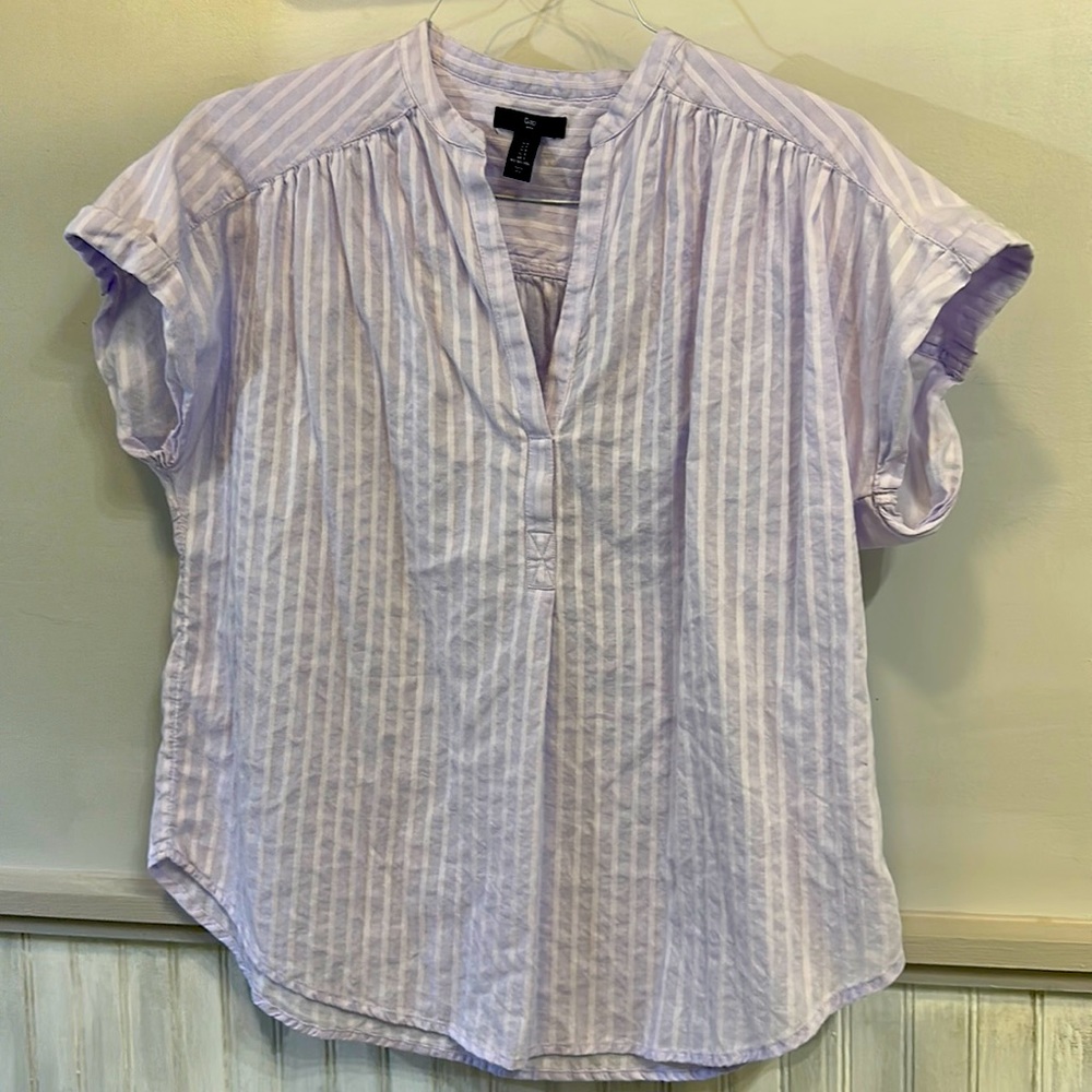 Gap women’s lavender shirt. Size small